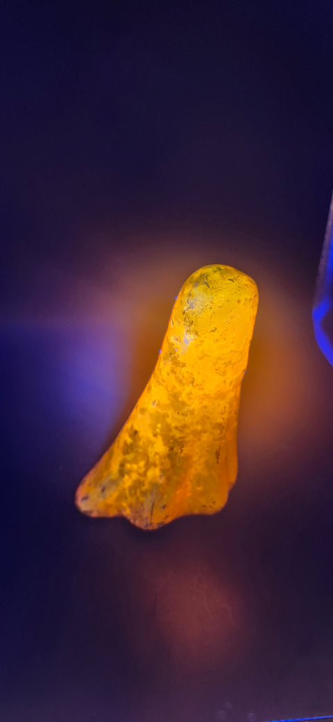 Aura quartz tower uv reactive! 11 ounces, 4 inches tall