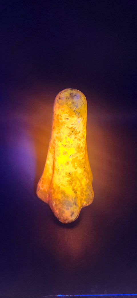 Aura quartz tower uv reactive! 11 ounces, 4 inches tall