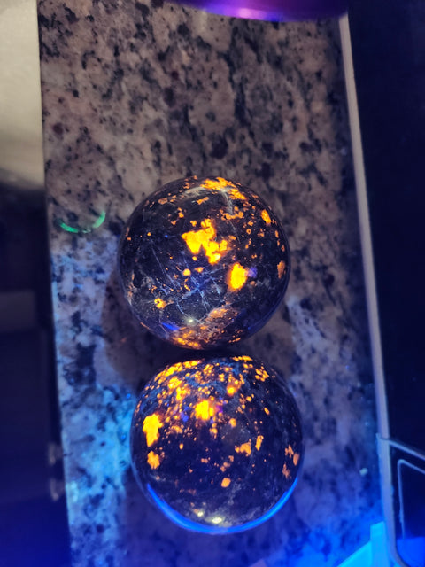 Flame stone sphere "yooperlite" 1.5 pounds, 75 mm, 2.9 inches