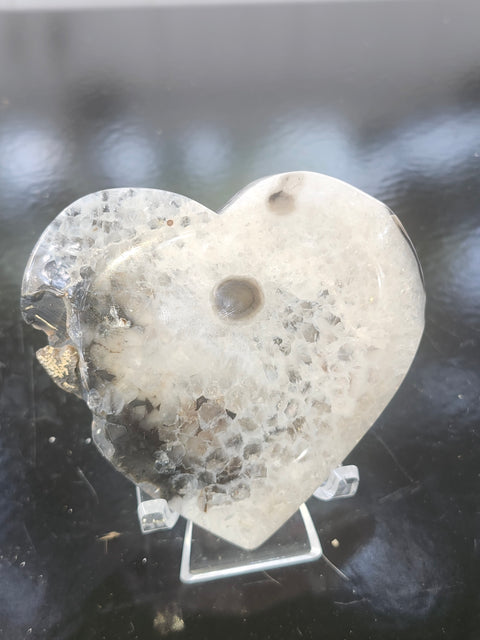 Agate heart! 5.5 ounces, 3.1 inches wide by 2.9 tall