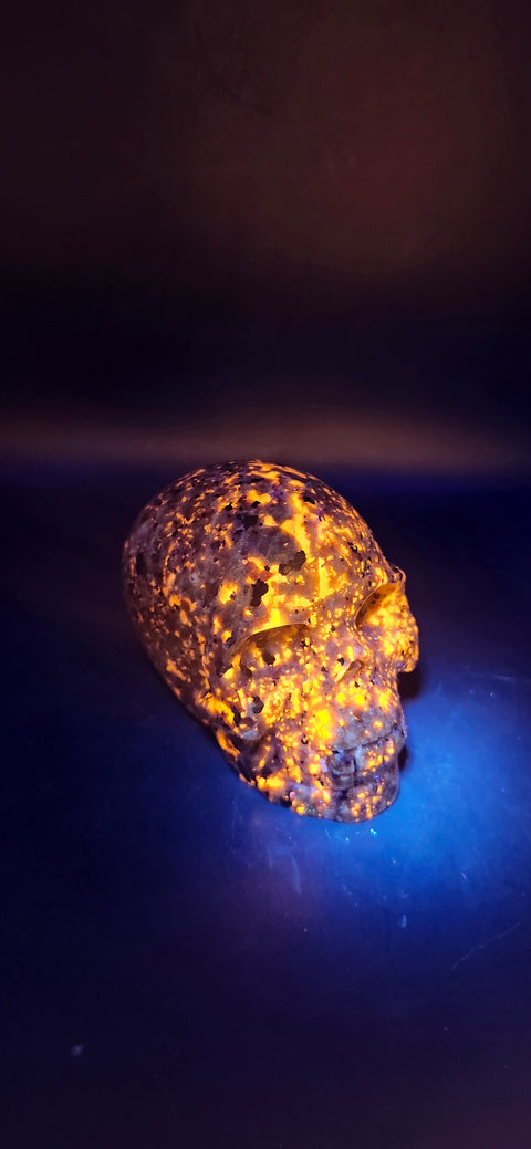 Flame stone "yooperlite" skull! 3 inchs tall, 3 long, 14 ounces