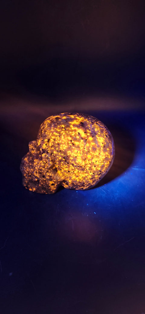 Flame stone "yooperlite" skull! 3 inchs tall, 3 long, 14 ounces