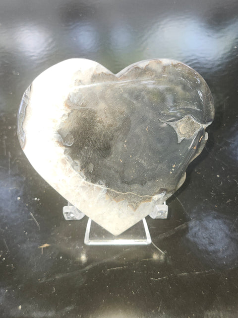 Agate heart! 5.5 ounces, 3.1 inches wide by 2.9 tall