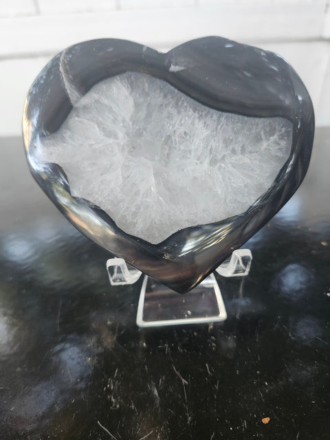 agate heart! 8.1 ounces, 3.75 inches long, 3.25 inches tall