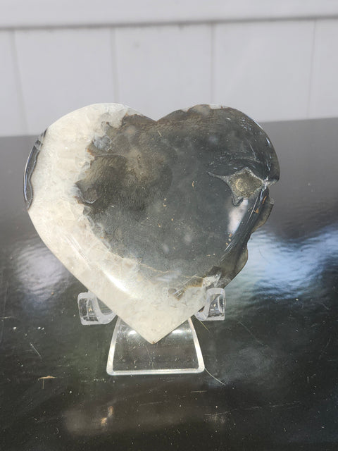 Agate heart! 5.5 ounces, 3.1 inches wide by 2.9 tall