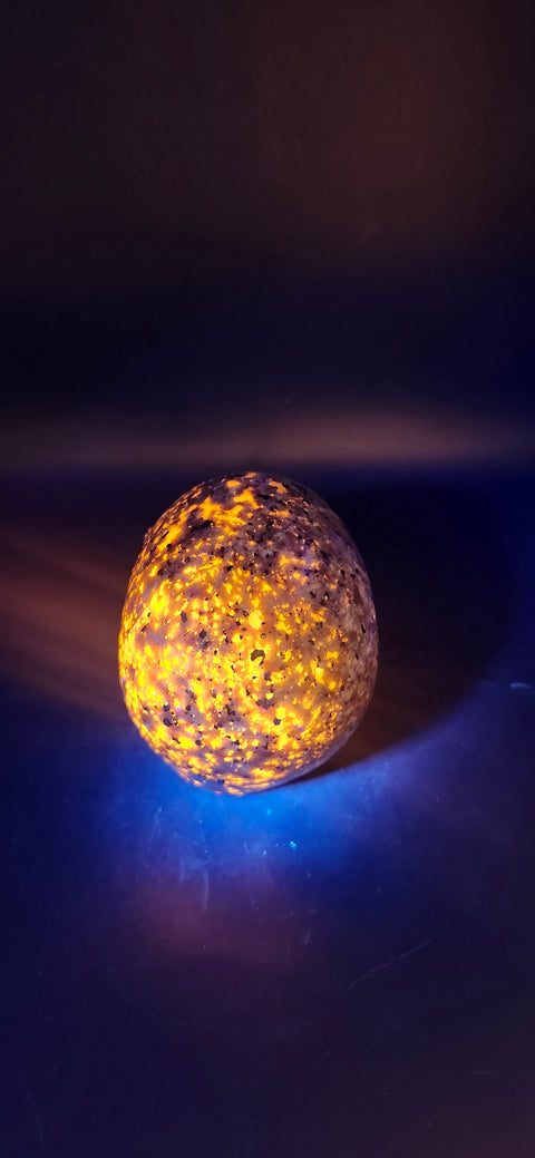 Flame stone "yooperlite" skull! 3 inchs tall, 3 long, 14 ounces