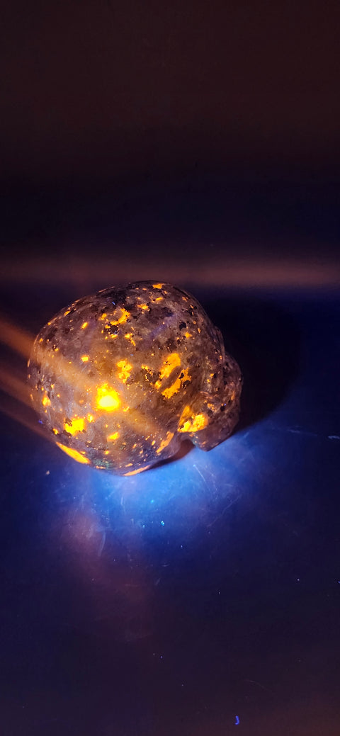 Flame stone "yooperlite" skull!! 3 inches tall, 3 long, 15 ounces