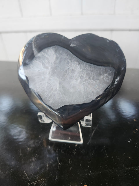 agate heart! 8.1 ounces, 3.75 inches long, 3.25 inches tall