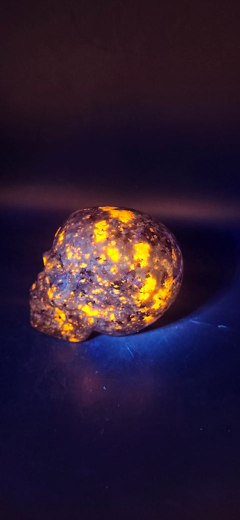 Flame stone " yooperlite" skull! 3 inches tall, 3 long, 14.7 ounces