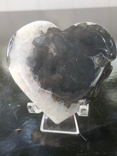 Agate heart! 5.5 ounces, 3.1 inches wide by 2.9 tall