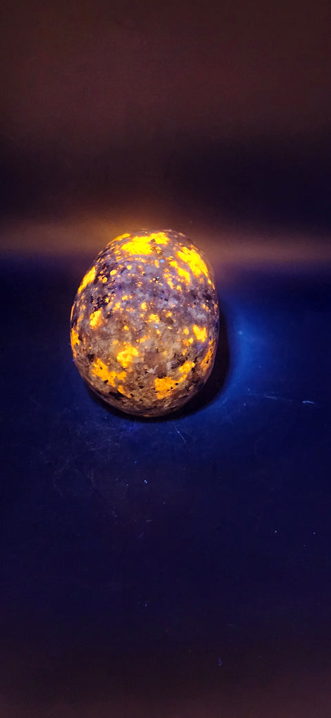 Flame stone " yooperlite" skull! 3 inches tall, 3 long, 14.7 ounces