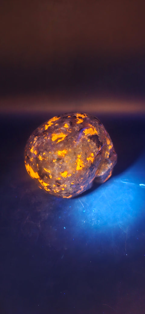 Flame stone "yooperlite" skull!! 3 inches tall, 3 long, 15 ounces