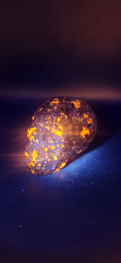 Flame stone "yooperlite" skull!! 3 inches tall, 3 long, 15 ounces