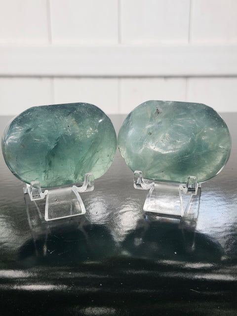 Green florite palm stone! 3.4 ounces, 2.5 inches wide, 1.8 tall