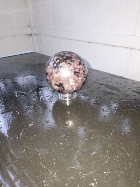 Garnet fireworks sphere! 1.4 pounds, 68.3mm, 2.69 inches