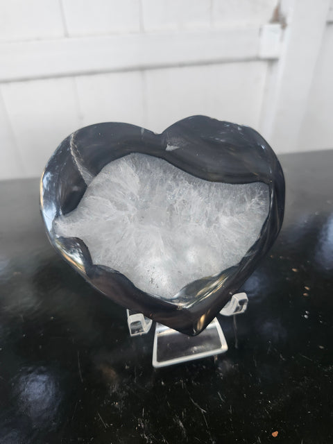 agate heart! 8.1 ounces, 3.75 inches long, 3.25 inches tall