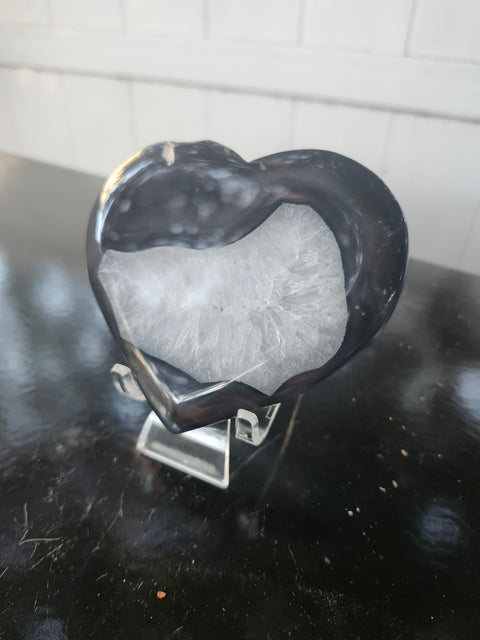 agate heart! 8.1 ounces, 3.75 inches long, 3.25 inches tall
