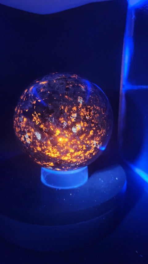 Flame stone sphere yooperlite 87mm, 3.4 inches, 2.1 pounds
