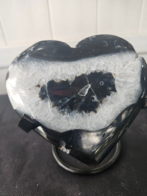 Agate heart 8.8 ounces, 4.25 inches wide, 3.5 inches tall