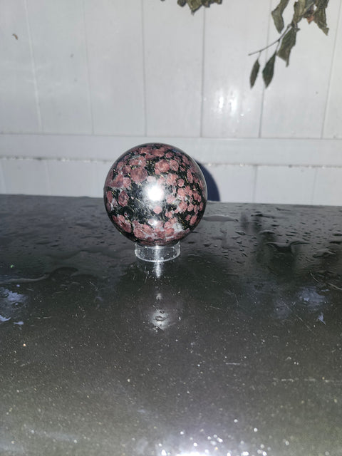 Garnet fireworks sphere! 1.4 pounds, 68.3mm, 2.69 inches