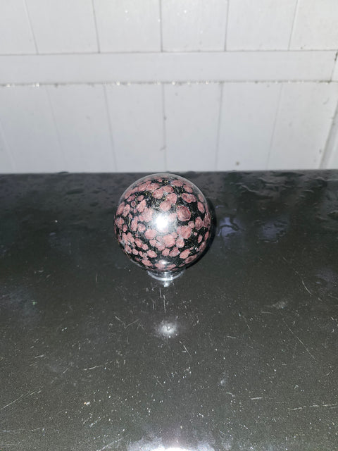 Garnet fireworks sphere! 1.4 pounds, 68.3mm, 2.69 inches