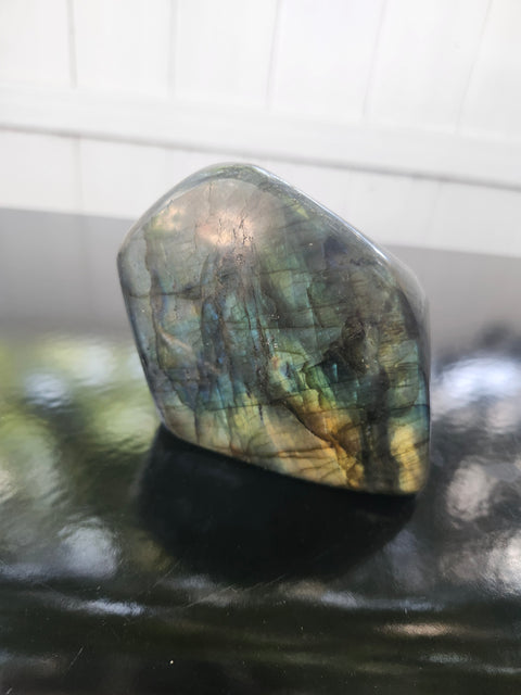 Labradorite free form! 3.18 inchs tall, 3.48 inchs wide,1.1 pound