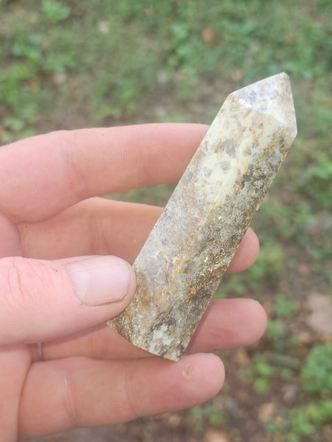 Ghost crystal tower with silver flash!! 3.6 ounces, 3.4 inches