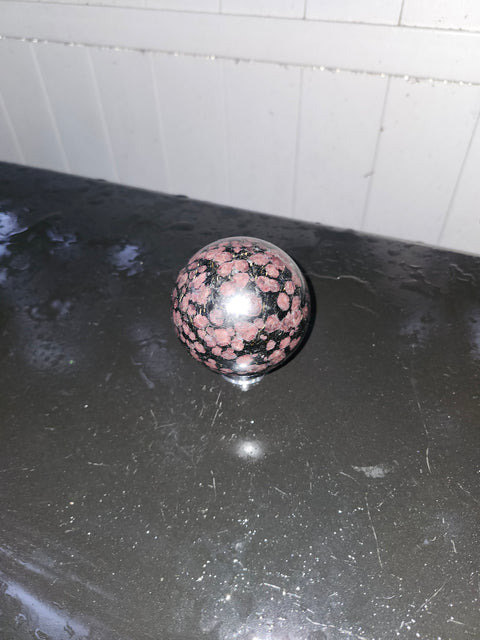 Garnet fireworks sphere! 1.4 pounds, 68.3mm, 2.69 inches