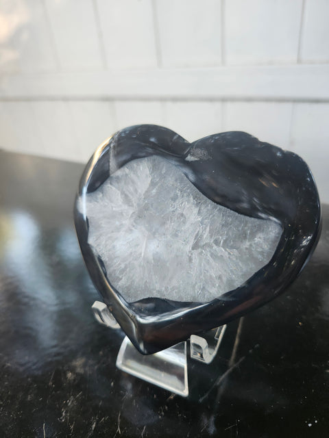 agate heart! 8.1 ounces, 3.75 inches long, 3.25 inches tall