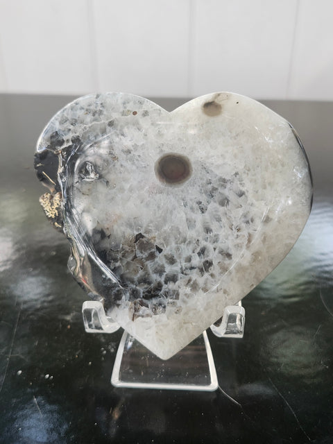 Agate heart! 5.5 ounces, 3.1 inches wide by 2.9 tall