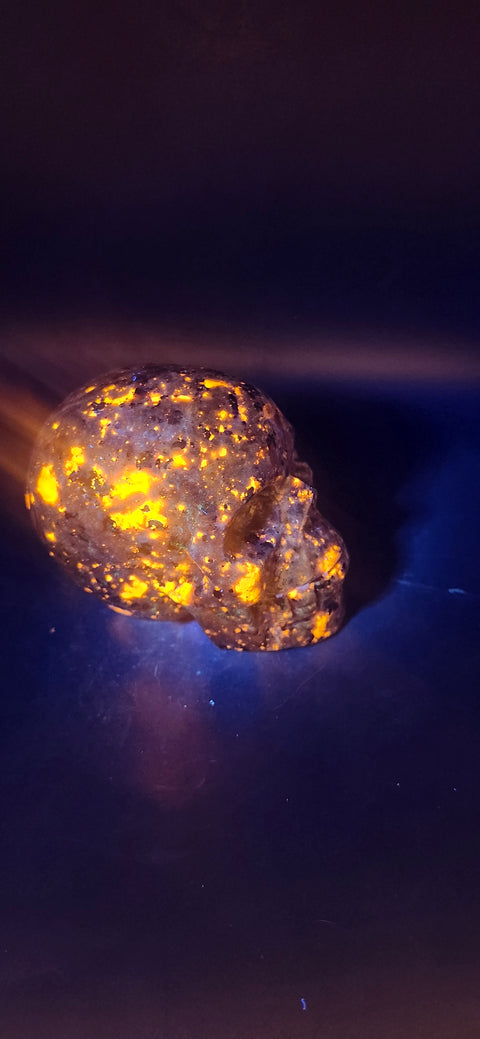 Flame stone "yooperlite" skull!! 3 inches tall, 3 long, 15 ounces