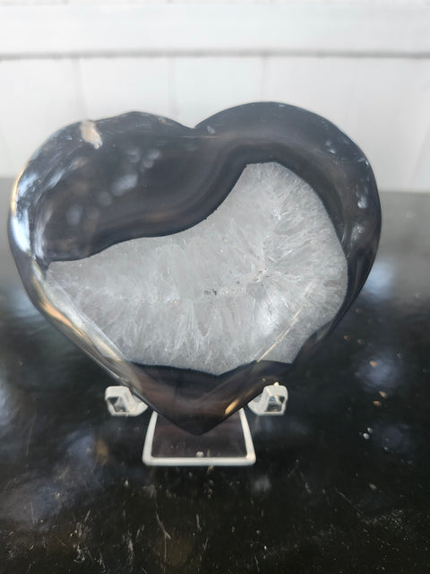 agate heart! 8.1 ounces, 3.75 inches long, 3.25 inches tall