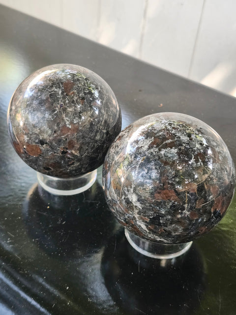Flame stone sphere "yooperlite" 1.5 pounds, 75 mm, 2.9 inches