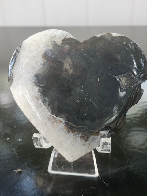 Agate heart! 5.5 ounces, 3.1 inches wide by 2.9 tall