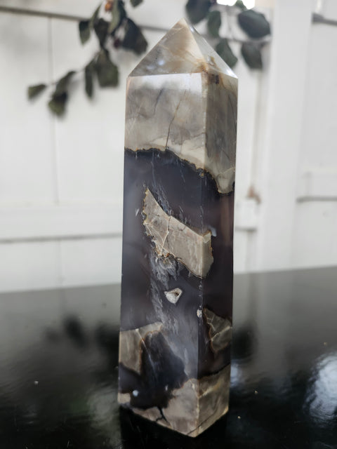 Volcanic agate tower! 1.4 pounds, 6.5 inches