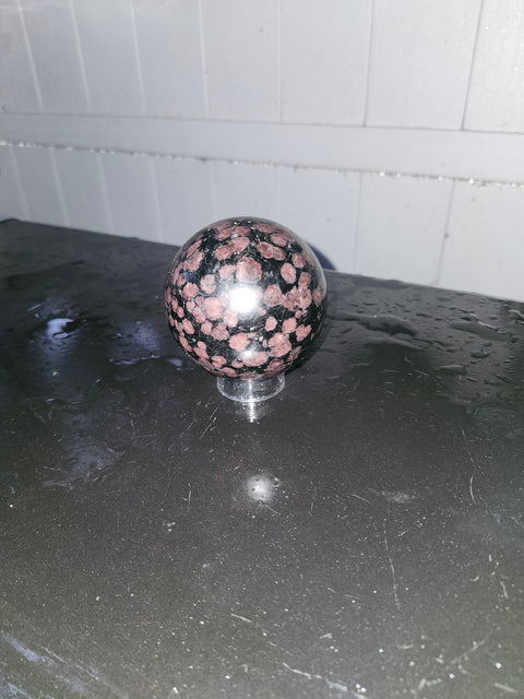 Garnet fireworks sphere! 1.4 pounds, 68.3mm, 2.69 inches