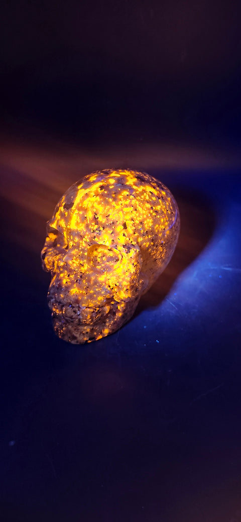 Flame stone "yooperlite" skull! 3 inchs tall, 3 long, 14 ounces