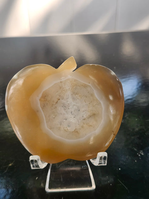 Druzy agate apple! 3.4 ounces, 2.7 inches wide, 2.6 tall