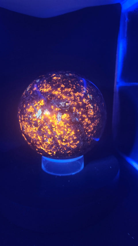 Flame stone sphere yooperlite 87mm, 3.4 inches, 2.1 pounds