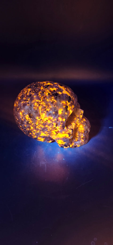 Flame stone "yooperlite" skull! 3 inchs tall, 3 long, 14 ounces