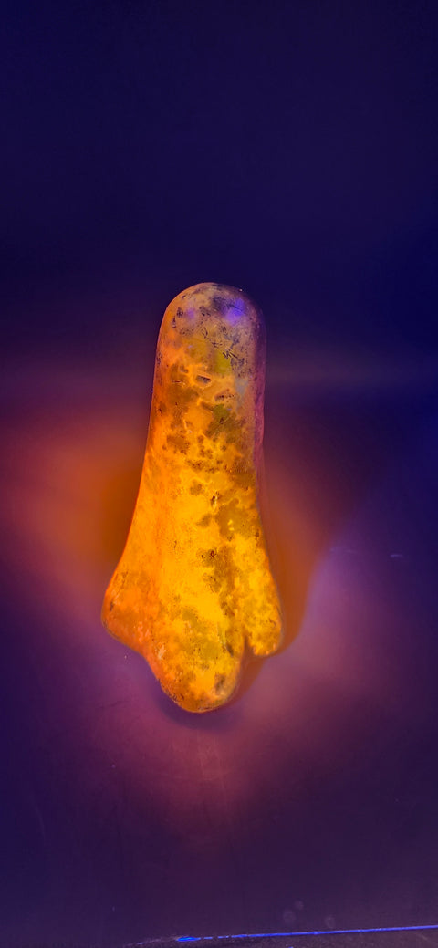 Aura quartz tower uv reactive! 11 ounces, 4 inches tall