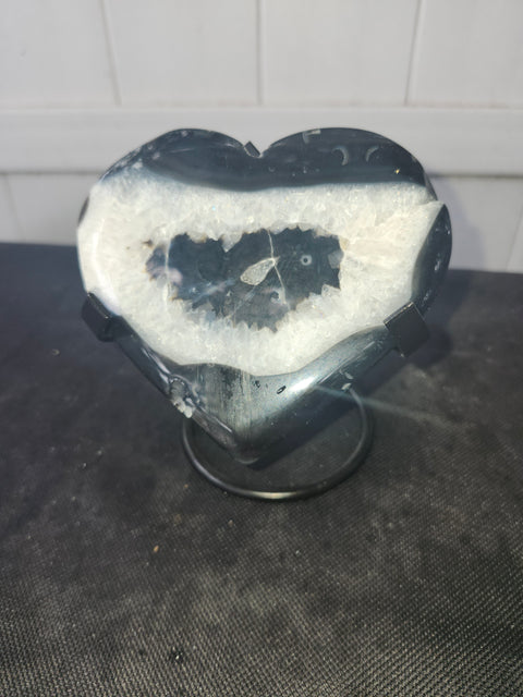 Agate heart 8.8 ounces, 4.25 inches wide, 3.5 inches tall
