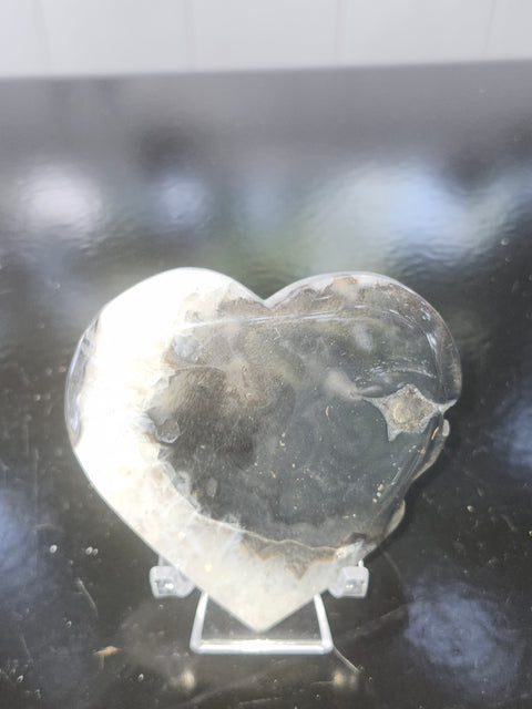 Agate heart! 5.5 ounces, 3.1 inches wide by 2.9 tall