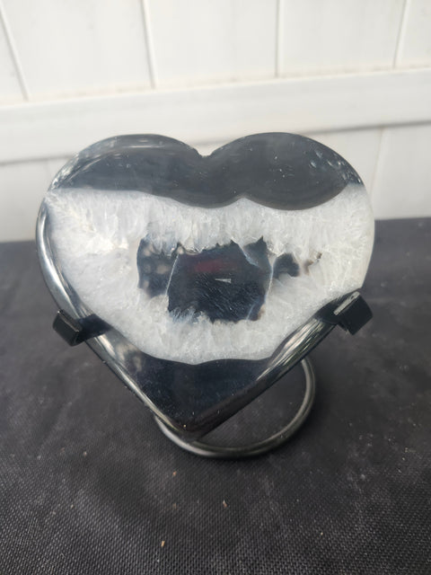 Agate heart 8.8 ounces, 4.25 inches wide, 3.5 inches tall