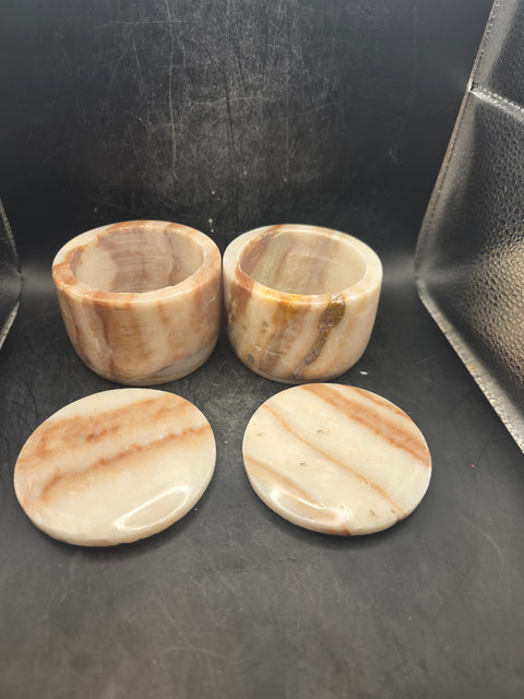 Banded onyx jewelry box! 14.5 ounces, 3.1 inches wide!