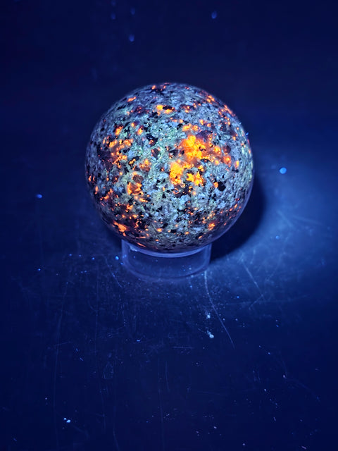 Flame stone sphere "yooperlite" 55mm, 2.1 inches, 7.7 ounces