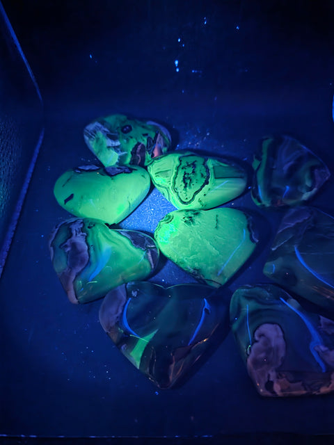 Volcanic agate heart! Uv reactive! 2.6 too 2.9 inches wide!