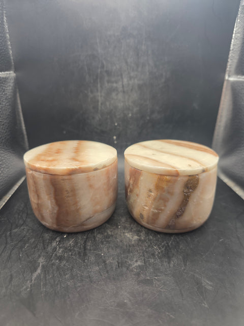 Banded onyx jewelry box! 14.5 ounces, 3.1 inches wide!