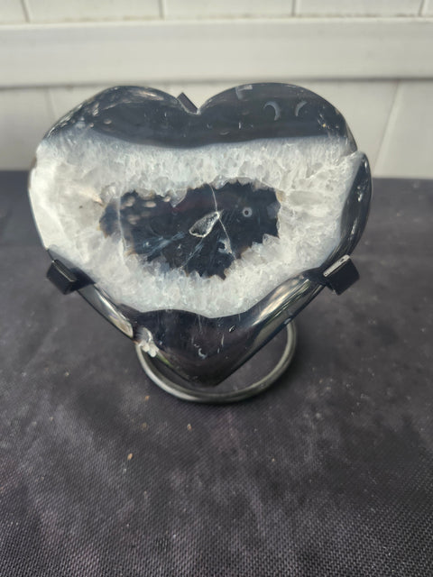 Agate heart 8.8 ounces, 4.25 inches wide, 3.5 inches tall