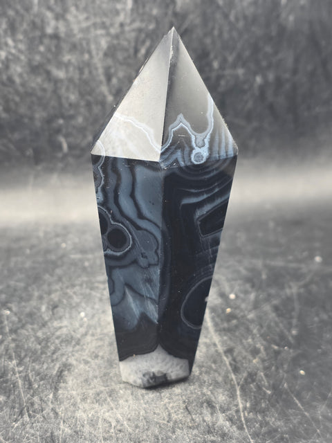 Agate tower point! 3.7 inches tall, 5 ounces